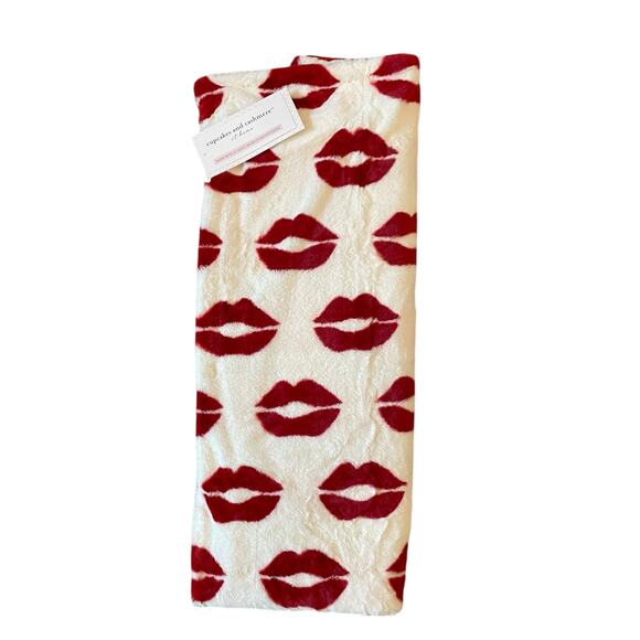 NEW Cupcakes & Cashmere LIPS Faux Fur Throw Blanket 50x70 Red & White Valentine - Picture 7 of 16